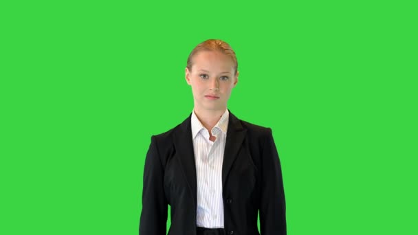 Jonge zakenvrouw staat niets te doen op een groen scherm, Chroma Key. — Stockvideo