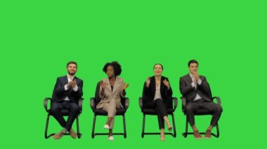 Katılımcılar Yeşil Ekran, Chroma Key 'de bir konuşmacıyı alkışlayarak ve bağırarak destekliyorlar..