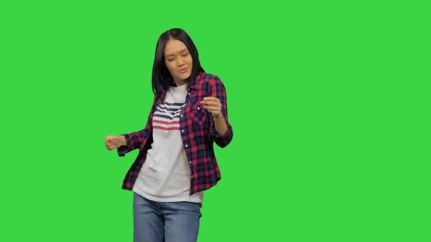 Una chica animada y fresca comienza a bailar activamente y consigue que sus amigos se unan a ella en una pantalla verde, Chroma Key. — Vídeo de stock