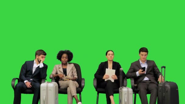 Бизнес-лоукостеры, люди, ожидающие своих рейсов на зеленом экране, хромированный ключ. — стоковое видео