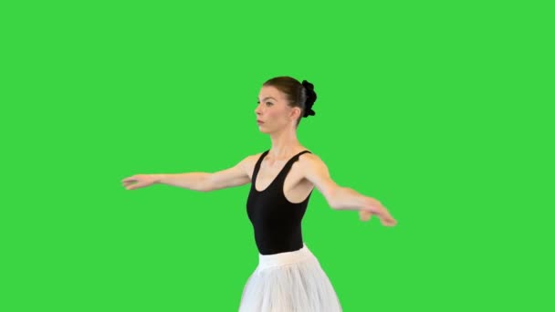 Bailarina en un tutú romántico y zapatos de ballet puntiagudos fouette de entrenamiento en una pantalla verde, Chroma Key. — Vídeos de Stock