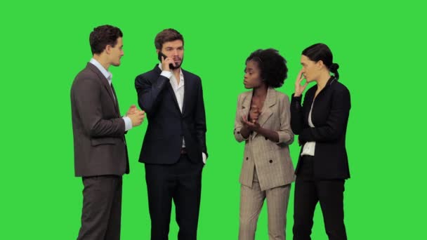 Jovens empresários lidando com um telefonema importante em uma tela verde, Chroma Key. — Vídeo de Stock