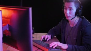 Profesyonel Oyuncu ya da Streamer Çevrimiçi Video Oyunu Oynuyor ve Yorum Yapıyor.