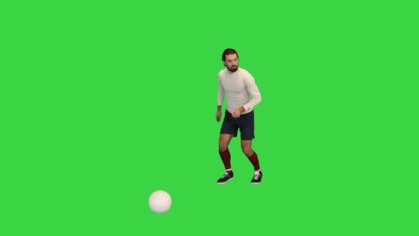 Joueur de football frappe le ballon et célèbre un but sur un écran vert, Chroma Key. — Video