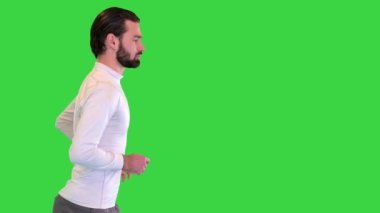 Yeşil Ekran 'da koşan spor kıyafetli yakışıklı adam, Chroma Key..