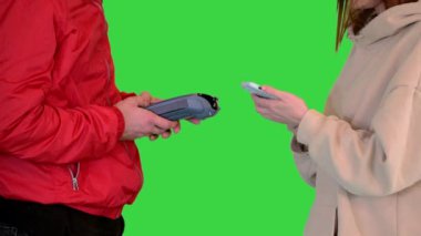 Akıllı telefon ve elektronik ödeme terminalini kullanarak yeşil ekran, Chroma Key 'de bağlantısız ankesörlü geçiş kartı.