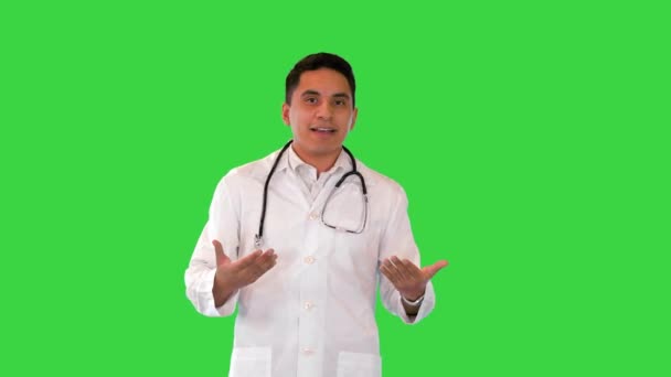 Hispanischer Arzt spricht vor laufender Kamera auf einem Green Screen, Chroma Key. — Stockvideo