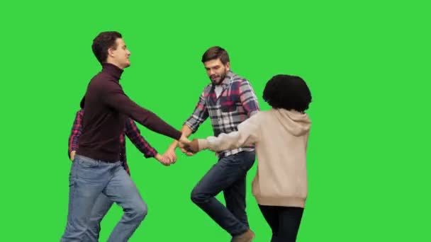 Een groep vrienden die dollen, dansen in een ring, plezier hebben op een groen scherm, Chroma Key. — Stockvideo