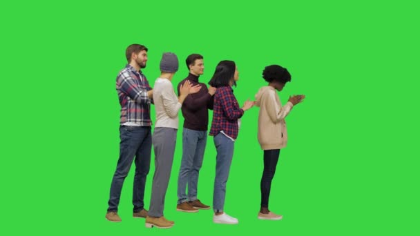 Успіх Люди стоять і плескають руками, виглядають схвильованими, зачарованими, підтримуючими і гордими на зеленому екрані, Chroma Key. — стокове відео