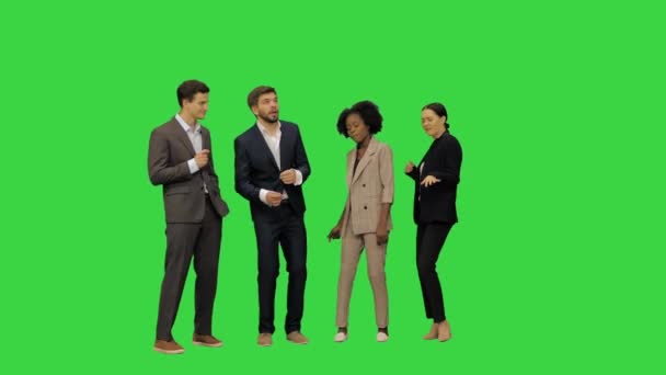 Eine Gruppe junger Leute in Business-Anzügen tanzt auf einem Green Screen, Chroma Key. — Stockvideo