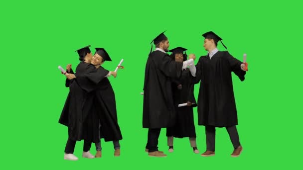 Счастливые студенты в платьях на церемонии вручения дипломов на Зеленом экране, Chroma Key. — стоковое видео
