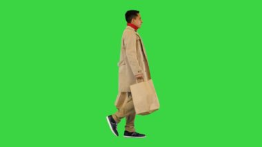 Marketten yeşil ekranda yürüyen İspanyol adam, Chroma Key.