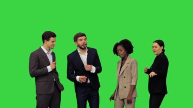 Yeşil Ekran, Chroma Key 'deki yoğun toplantıdan sonra mutlu iş ekibi dans ediyor..