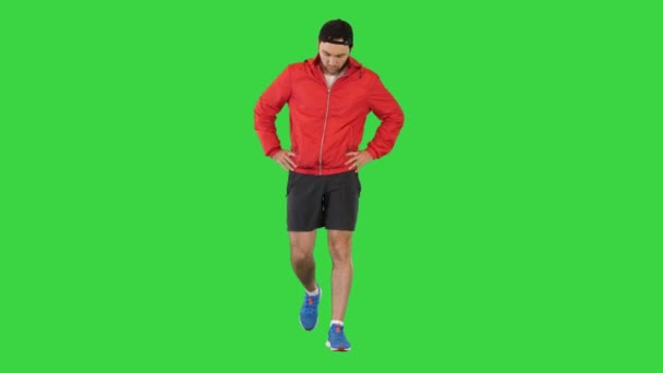 Спортсмен має серцевий напад на зелений екран, Chroma Key. — стокове відео