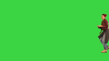 Sallanan kız yeşil ekranda yürüyor ve dans ediyor, Chroma Key.