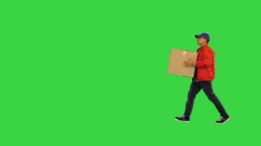 Kırmızı üniformalı kurye yeşil ekranda bir kutu taşıyor, Chroma Key..