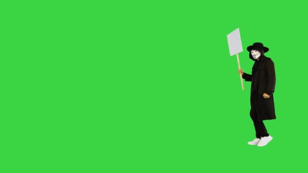 Людина в масці Гая Фокса з пустою дошкою на зеленому екрані, Chroma Key. — стокове відео