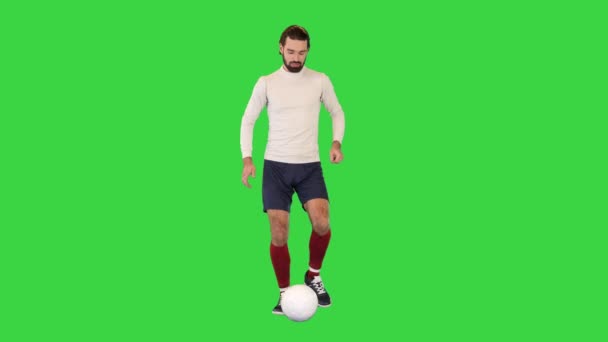 ボールを持って歩くサッカー選手と緑の画面、クロマキーにパスを作る. — ストック動画