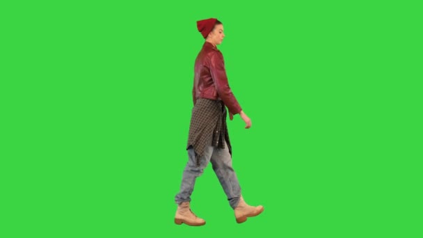Mladá dívka v kožené bundě kráčející na zelené obrazovce, Chroma Key. — Stock video