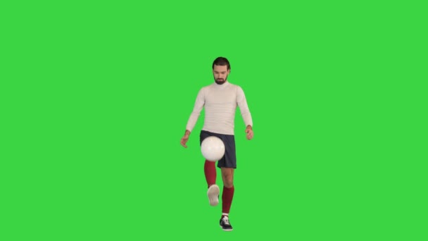 Fotbollsspelare studsar bollen på en grön skärm, Chroma Key. — Stockvideo