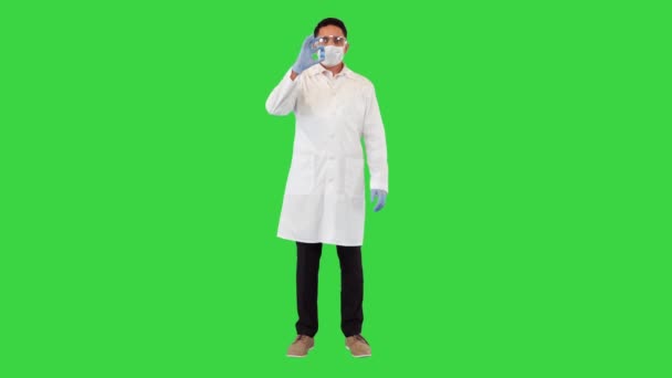 Medico che mostra una fiala con un vaccino alla telecamera su uno schermo verde, Chroma Key. — Video Stock