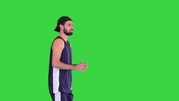 Giocatore di basket che lancia la palla dopo averla ottenuta mentre camminava su uno schermo verde, chiave cromatica. — Video Stock