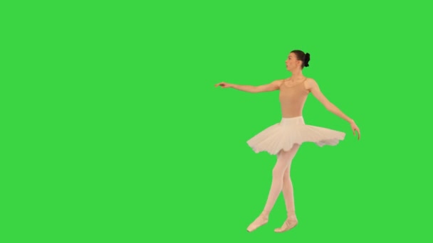 Ballerina maakt spins op haar tenen en loopt weg op een groen scherm, Chroma Key. — Stockvideo