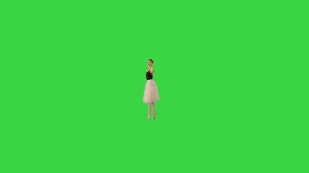 Balerin yeşil ekran Chroma Key 'de sivri uçlu ayakkabıların ucundaki kameraya doğru yürüyor.. — Stok video