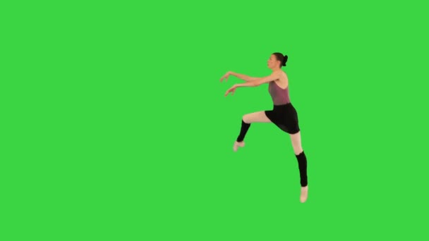 Joven bailarina entrenando un salto en una pantalla verde, Chroma Key. — Vídeos de Stock