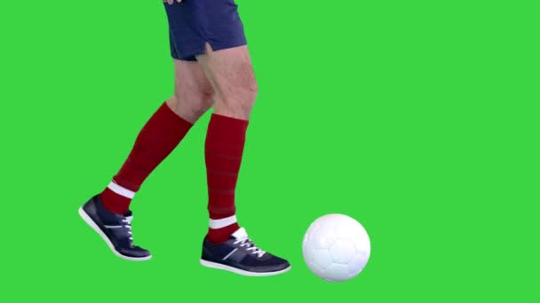 Fußballspieler Füße dribbeln einen Ball und machen einen Pass auf einem Green Screen, Chroma Key. — Stockvideo