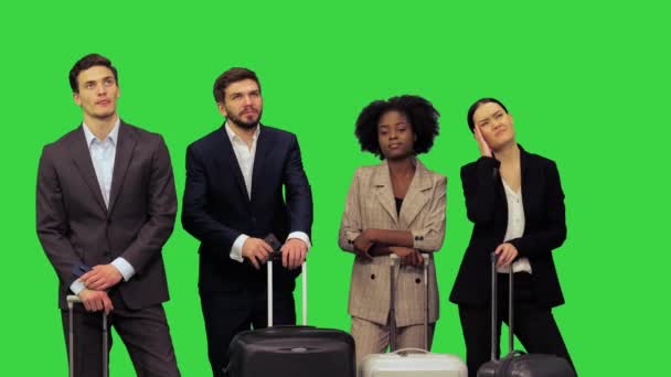Zmęczeni biznesmeni w podróży, omawiając dalsze działania na zielonym ekranie, Chroma Key. — Wideo stockowe