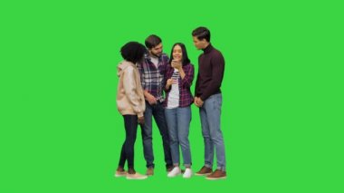 Bir grup arkadaş telefonlarındaki ses komutlarıyla bazı bilgileri kontrol ediyor, yeşil ekrandaki arama sonuçlarına gülüyorlar, Chroma Key.