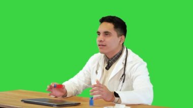 İspanyol doktor yeşil ekranda yeni bir aşı öneren biriyle konuşuyor, Chroma Key..