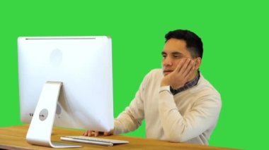 Yorgun işadamı, yeşil ekrandaki Chroma Key monitörüne bakarken kafasına dokunuyor..
