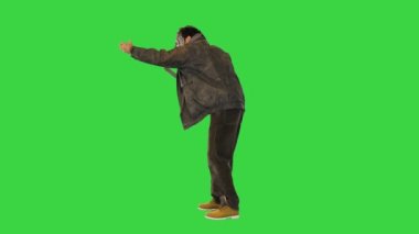 Maniak birine ulaşmaya çalışıyor ve bıçağını yeşil ekranda kesiyor, Chroma Key..