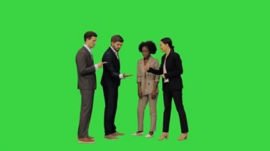 Bir grup heyecanlı genç beşlik çakıyor, yeşil ekranda birbirlerini cesaretlendiriyorlar, Chroma Key.