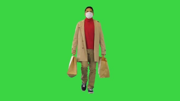 Pria bertopeng medis di wajah berjalan dengan tas belanja di Layar Hijau, Chroma Key. — Stok Video