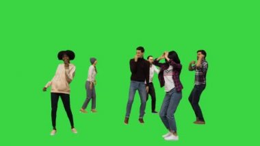 Genç insanlar yeşil ekranda dans etmeye başlıyor, Chroma Key..