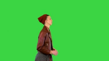Yeşil Ekran 'da koşan deri ceketli kız, Chroma Key.