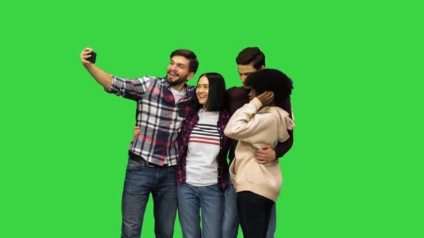 Un grupo multicultural de amigos tomando una selfie, uno de los chicos haciendo orejas de conejo para su amigo en una pantalla verde, Chroma Key. — Vídeos de Stock