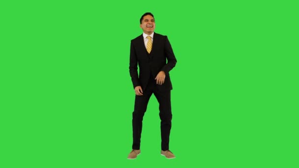 Jonge knappe lachende zakenman dansen en plezier hebben op een groen scherm, Chroma Key. — Stockvideo