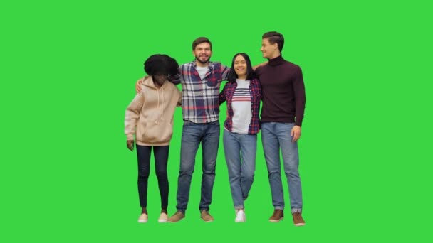 Cuatro amigos felices posando para una foto, abrazándose todos juntos y sonriendo a la cámara en una pantalla verde, Chroma Key. — Vídeos de Stock