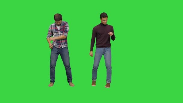 Dua pria muda menari dengan cara yang lucu canggung pada Layar Hijau, Chroma Key. — Stok Video