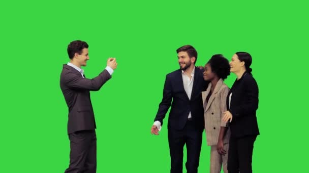 Jonge aantrekkelijke glimlachende kantoormedewerkers poseren voor een foto op een groen scherm, Chroma Key. — Stockvideo