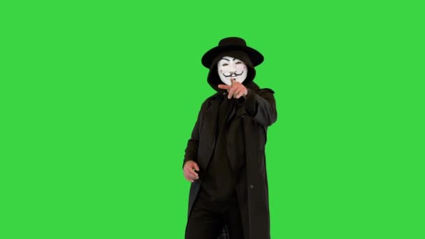 匿名の身に着けている男フォークスvendettaマスク呼び出しますあなたに参加するために彼に緑色の画面,クロマキー. — ストック動画