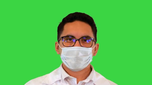 Dokter memegang dan melihat ampul vaksin dari covid-19 pada Layar Hijau, Chroma Key. — Stok Video