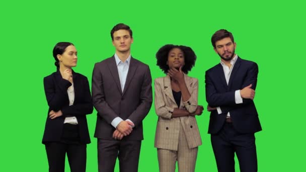 Un groupe de gens d'affaires à l'écoute de quelqu'un intensément et attentivement, compte tenu de ce qu'ils viennent d'entendre sur un écran vert, Chroma Key. — Video