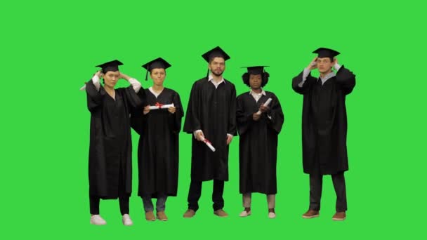 Estudiantes de graduación escuchando las instrucciones, preparándose para la imagen de grupo en una pantalla verde, Chroma Key. — Vídeos de Stock