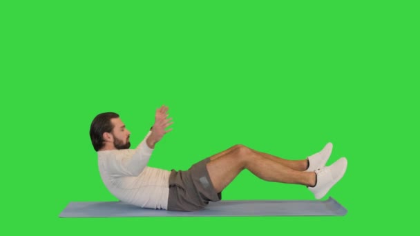 Homme faisant des exercices abdominaux sur un tapis sur un écran vert, Chroma Key. — Video