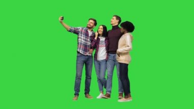Bir grup neşeli öğrenci yeşil ekranda selfie çekiyorlar, Chroma Key..
